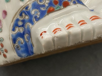 Deux figures de Bouddha en porcelaine de Chine famille rose, 19/20&egrave;me